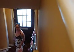 Hübsche Brünette lutscht german blowjob videos einen Schwanz und beugt sich zum Ficken über Krustentiere