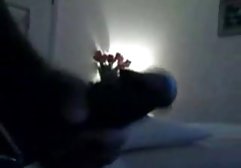 Süßes Babe streichelt Muschi auf der Couch xxx deutsch hd vor der Kamera