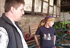 Der Junge war in seiner Unterwäsche, als die neue Freundin seines Vaters in german mature dirty talk seine Küche kam, er wollte sie rausschmeißen, aber das Mädchen fing an, einem Mitglied zu gefallen und sich daran zu reiben