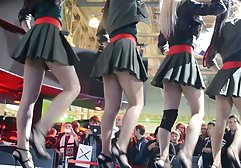 Wunderschönes deutsch anal tube Mädchen mit einem gebräunten Körper fickt mit einem hübschen