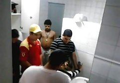 Schönes maskiertes Mädchen german pprno saugt einen Schwanz
