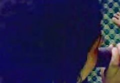 Hübsches kleines Mädchen im Studio tanzt einen Striptease und sex movies german saugt den Produzenten