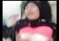 Heiße Brünette mit großen german young tube aufrechten Titten masturbiert leidenschaftlich auf der Couch