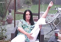 Sexy Frau mit rosa Haaren und Wäscheklammern auf Brustwarzen wird solo german porn in Muschi gefickt
