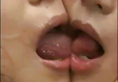 Eine sexy Studentin suchte bei einem german tube videos Nachbarn nach einer Prise Salatsalz, und ein verdorbener Mann legte die Schlampe auf das Bett und verlangte, seinen fetten Schwanz zu masturbieren