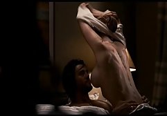 Geiler Kerl steckt einen Finger in Blondies Anal und fickt sie von german retro porn unten