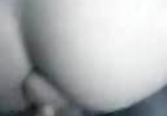 Ein Mädchen mit einem schönen Körper streichelt sich caracum german auf einem Stuhl